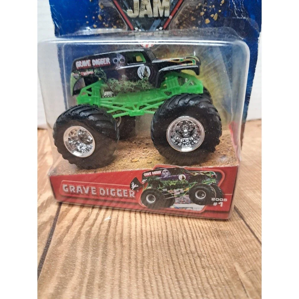 Hot Wheels Monster Jam Grave Digger 2005 #1 NIB, Bad Card.